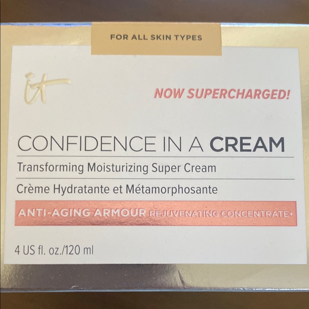 IT Cosmetics Gold and White Moisturizer Confidence in a Cream